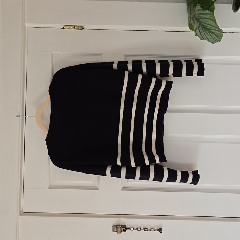 A&F Merino Wool-Blend V-Neck Sweater - Picture 4 of 5